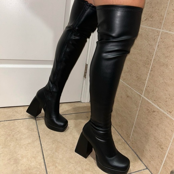Over the knee black boots - Picture 4 of 5